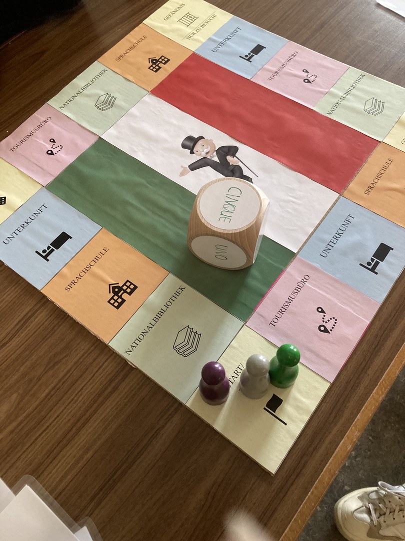 Hofgartenrallye 2024: SchülerInnen spielen romanistisches Monopoly